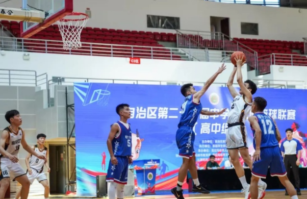 与学校教育深度交融在篮球教练正带着孩