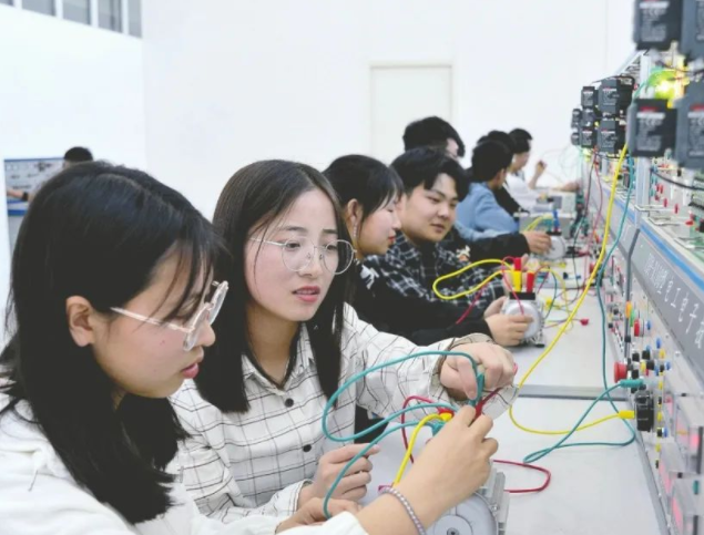 承担工业园区技术人才培育构建基于大模