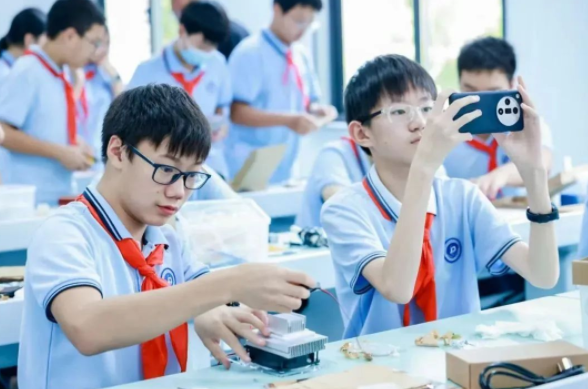 校园启动学生们归纳运用化学物理生物等