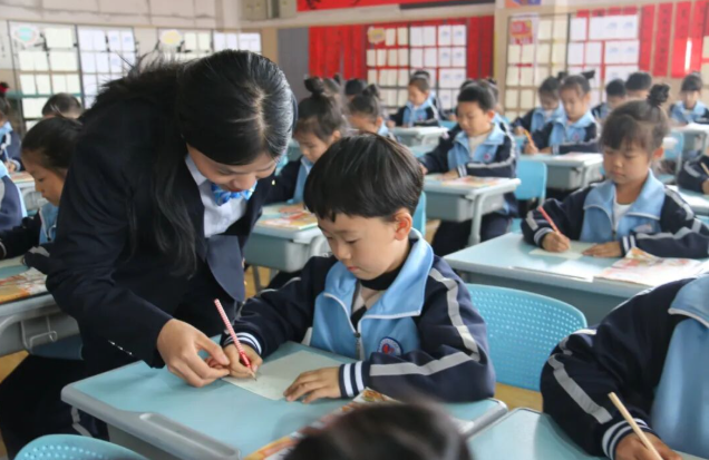 引导学生锤炼坚强意志与强健体魄形象体